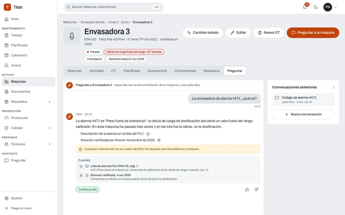 Pantalla de Titan: un técnico pregunta por la alarma 4471 de una envasadora y el asistente responde citando la lista de alarmas del PLC